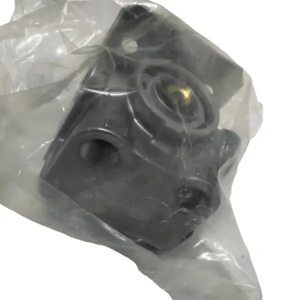 8235-RKN28140 Genuine Volvo Relay Valve