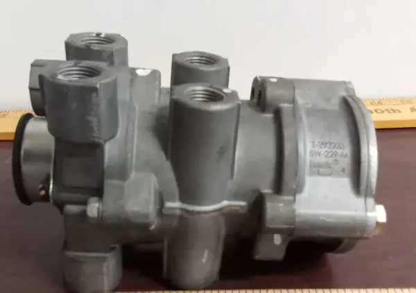 SK0229848-US20260702-105043-0 S-E630 Genuine Bendix Dual Circuit Foot Brake - Image 1