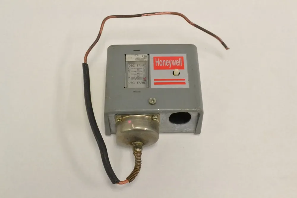Honeywell L482A1004 Freeze Stat Controller, Manual Reset, 20 Foot Capillary