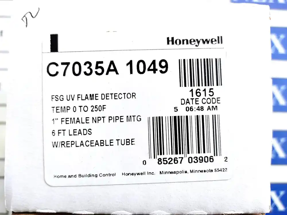 SK0233234-US20260702-105043-0 Honeywell C7035A1049 Minipeeper Ultraviolet Flame Detector NEMA 3 and NEMA 4 6 ft leads - Image 1