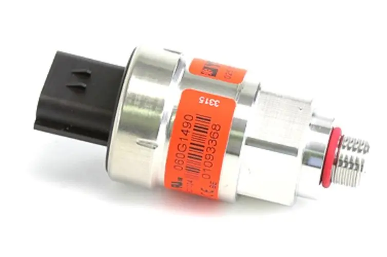 SK0249751-US20260702-105043-0 York 025-28678-006 Pressure Transducer 0-300 Pounds per Square Inch 0.5-4.5 Volts Direct Current - Image 1