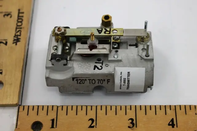 SK0250735-US20260702-105043-0 Johnson Controls T-5002-203 Temperature Transmitter Reverse Acting 120-70F - Image 1