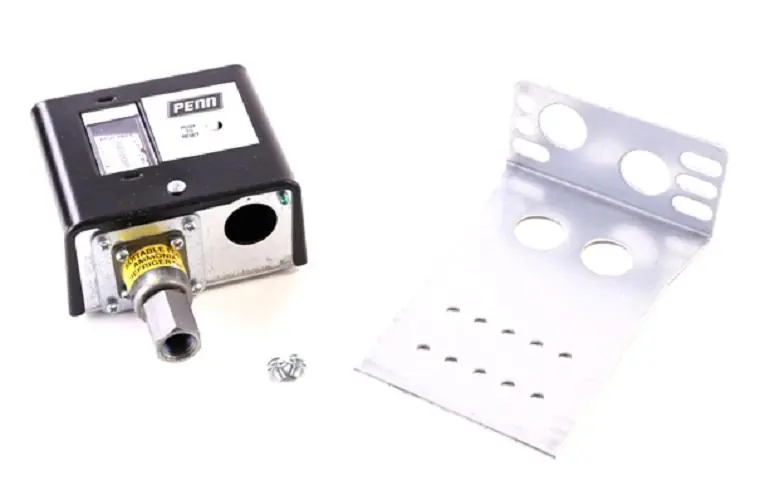 SK0251088-US20260702-105043-0 Johnson Controls P70KA-7 Pressure Switch 50/450 PSI for Ammonia Application - Image 1