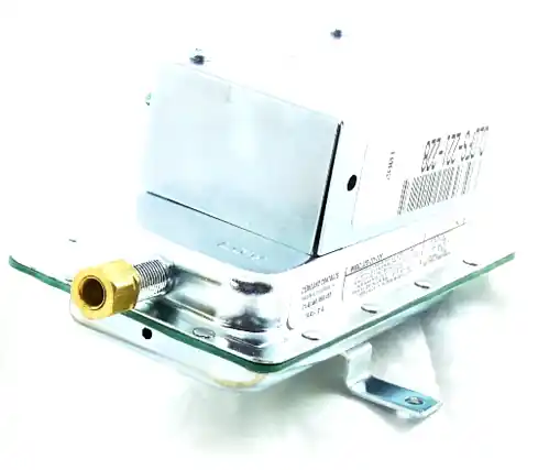 SK0255713-US20260702-105043-0 Cleveland Controls DFS-221-228 Pressure Switch HVAC Hydronics - Image 1