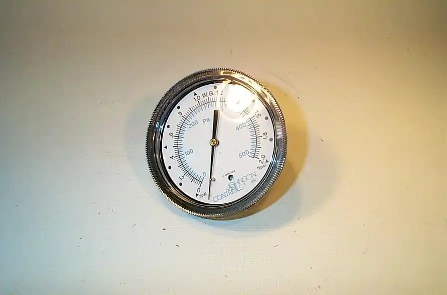 SK0258585-US20260702-105043-0 Johnson Controls P-5500-1018 Pressure Indicator Gauge 3-1/2 Inch - Image 1