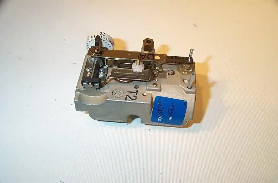 Johnson Controls T-4506-9070 Pneumatic Thermostat Reverse Action 12/30C Horizontal