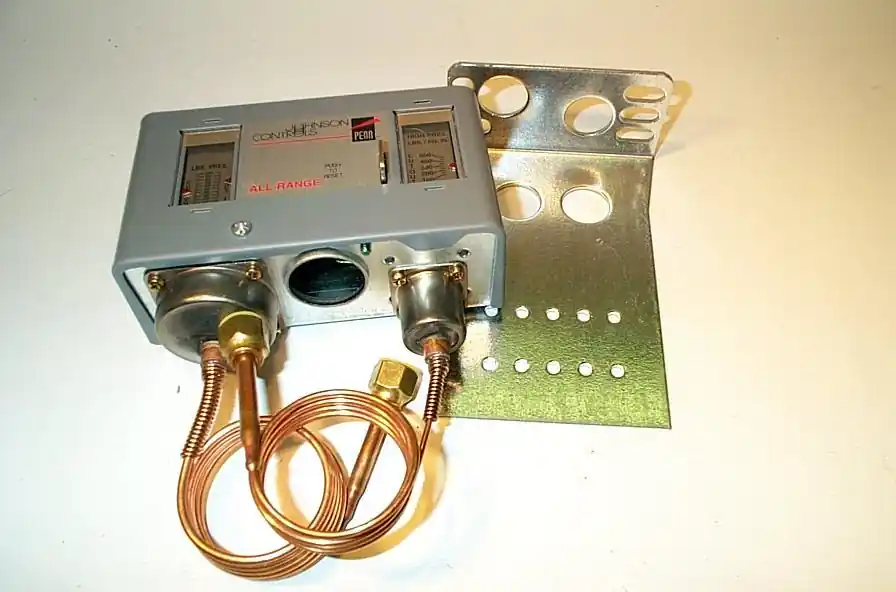 SK0259438-US20260702-105043-0 Johnson Controls P72MA-1 Dual Pressure Control Switch - Image 1