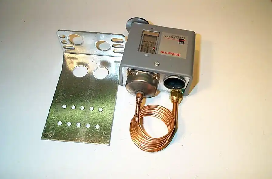 Johnson Controls P72AB-1 - 20"/100#DPST,OPEN-LO,36"CAP