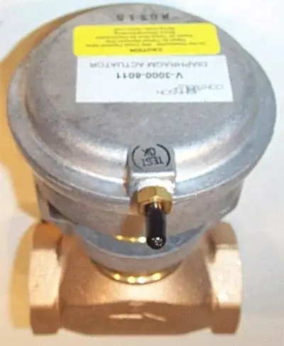 Johnson Controls VG7241PT+3008E Series VG7000 Model VG7241PT Brass Trim Globe Valve with Model V-3000-8012 Exposed Pneumatic Actuator, 9-13 psig Spring Range