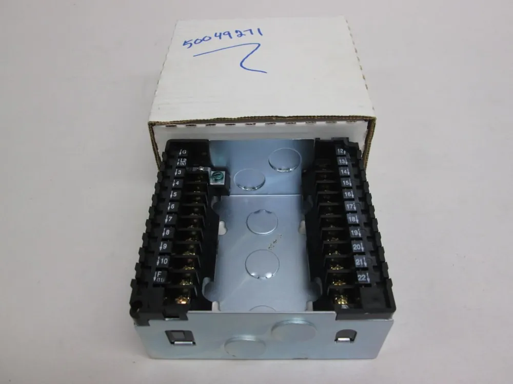 SK0262446-US20260702-105043-0 Honeywell Q7800B1003 Wiring Subbase Burner/Wall Mount 2 Knockouts Each End - Image 1
