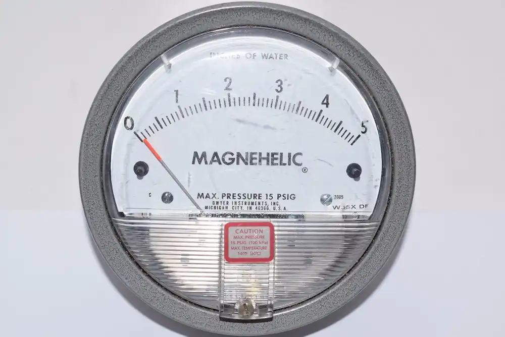SK0270546-US20260702-105043-0 Dwyer 2005 Magnehelic Differential Pressure Gauge 0 to 5 inches WC - Image 1