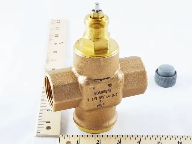 SK0275488-US20260702-105043-0 Honeywell V5863A3036 Brass Globe Valve 1-1/4 inch NPT 18 CV - Image 1